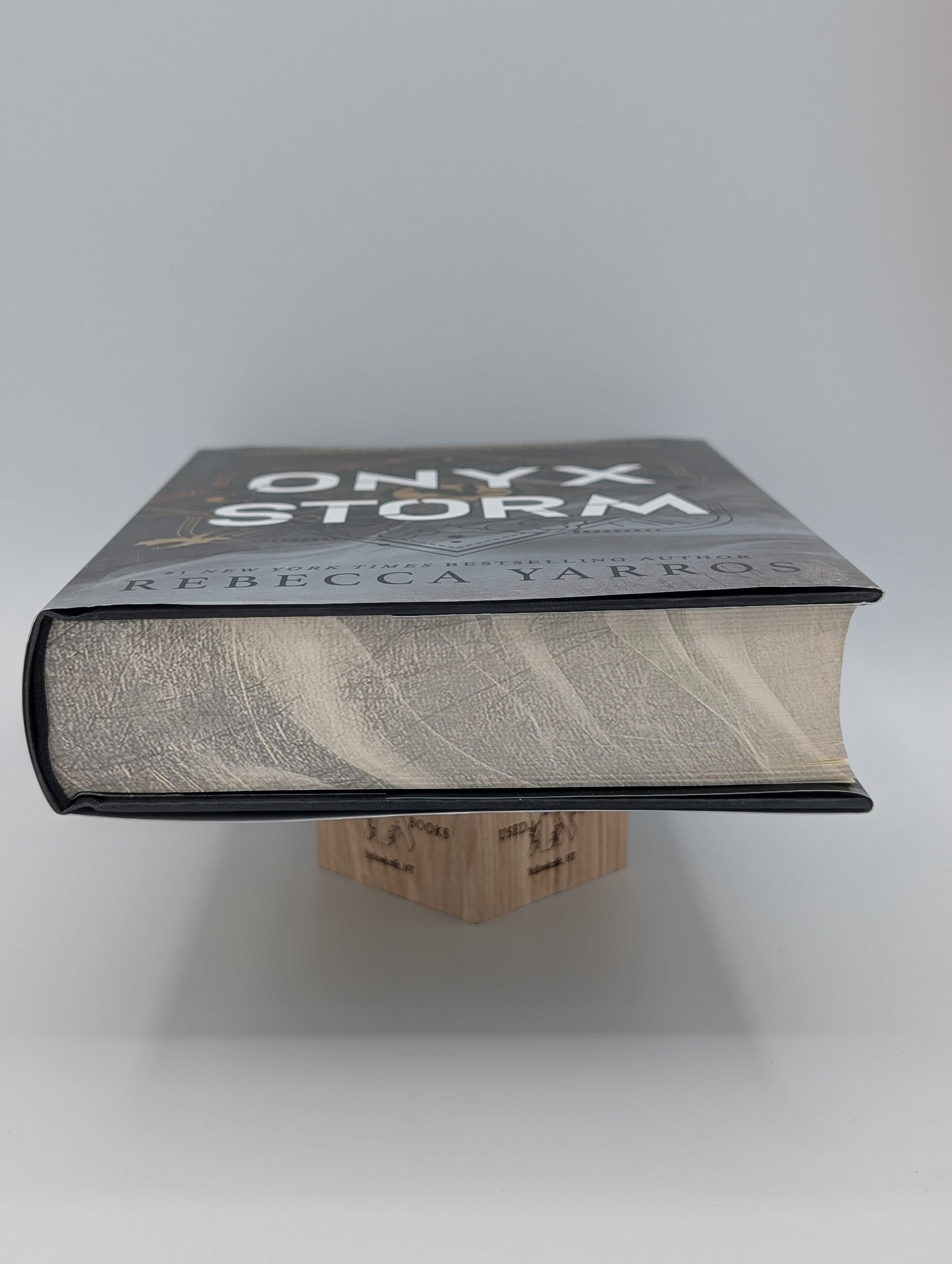 Onyx Storm (Deluxe Limited Edition) (The Empyrean, 3)