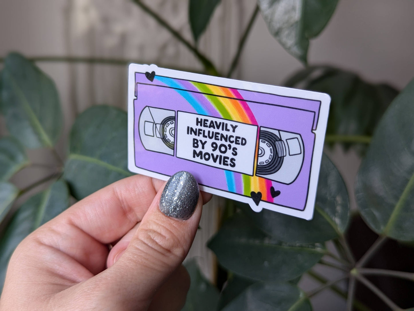 Fortement influencé par les films des années 90, les stickers, la nostalgie et le passage à l'an 2000.