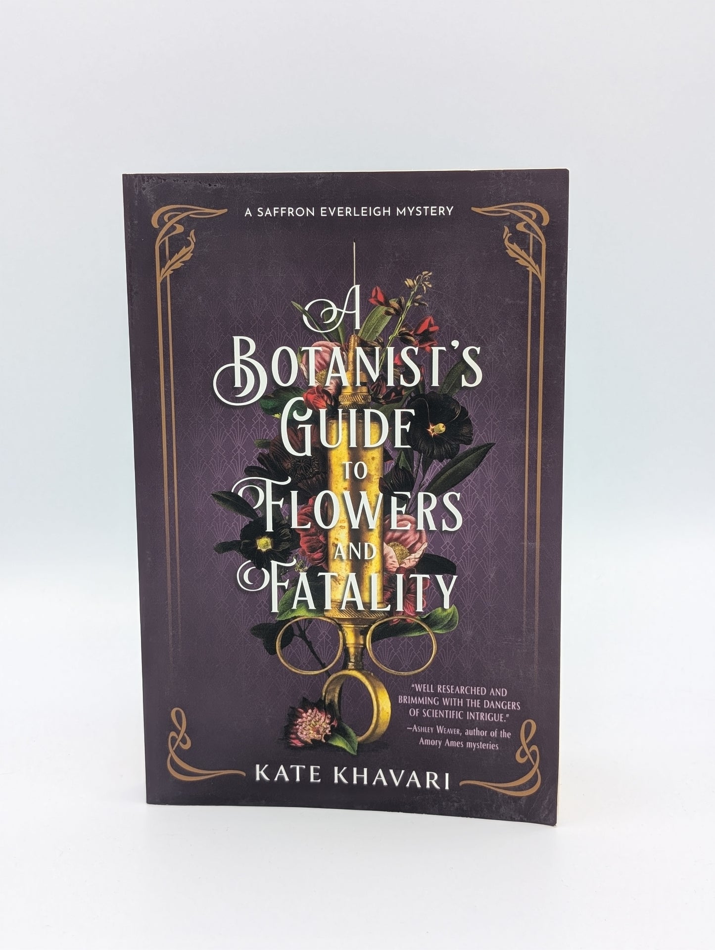 A Botanist's Guide to Flowers and Fatality (A Saffron Everleigh Mystery)