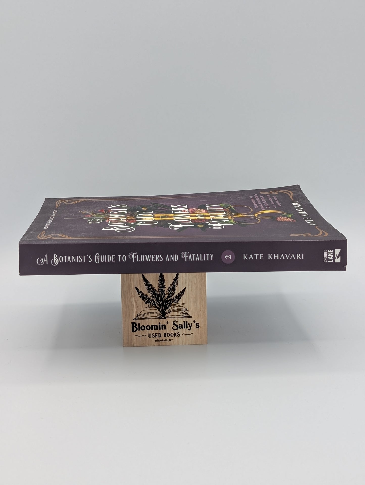 A Botanist's Guide to Flowers and Fatality (A Saffron Everleigh Mystery)