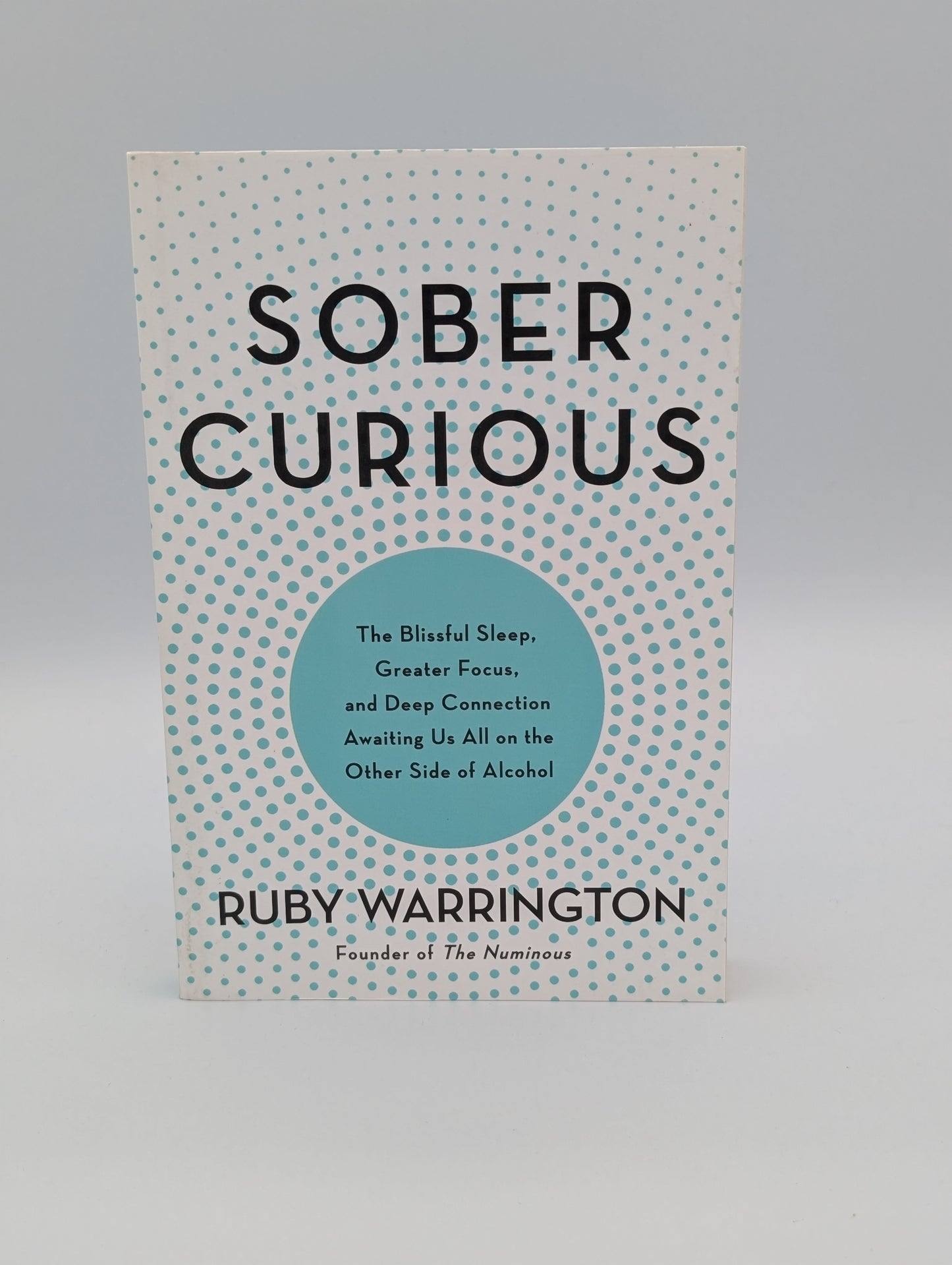 Sober Curious : Le sommeil réparateur, la concentration accrue et les liens profonds qui nous attendent de l’autre côté de l’alcool