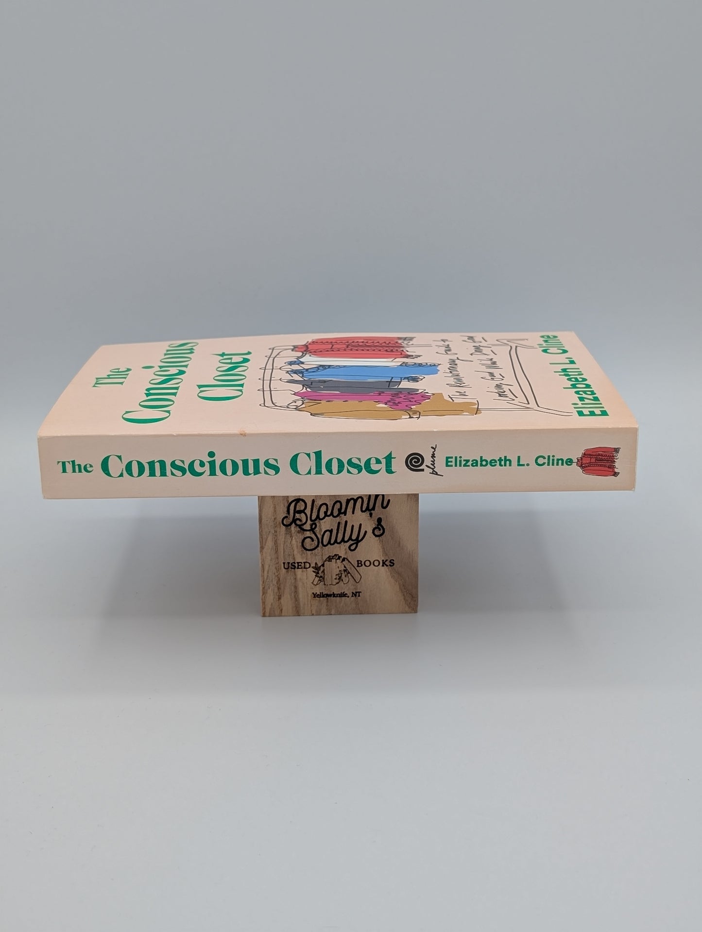 The Conscious Closet: The Revolutionary Guide to Looking Good While Doing Good