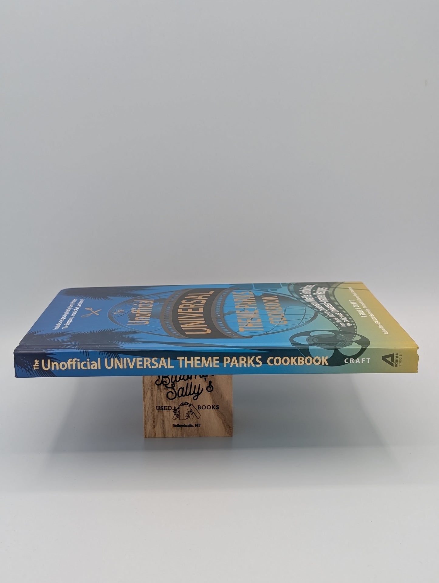 Le livre de cuisine non officiel des parcs d'attractions Universal : du jus d'élan aux sandwichs poulet-gaufre, plus de 75 délicieuses recettes inspirées d'Universal (Collection de livres de cuisine non officiels à offrir)