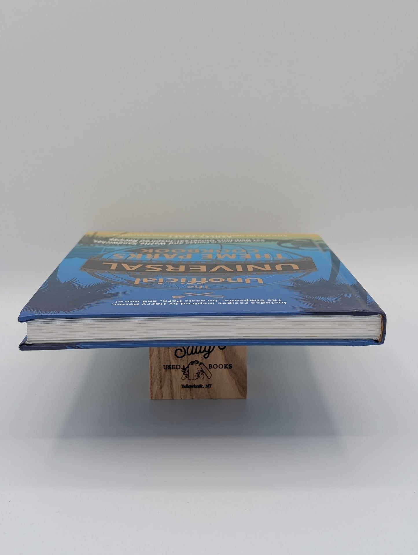 Le livre de cuisine non officiel des parcs d'attractions Universal : du jus d'élan aux sandwichs poulet-gaufre, plus de 75 délicieuses recettes inspirées d'Universal (Collection de livres de cuisine non officiels à offrir)