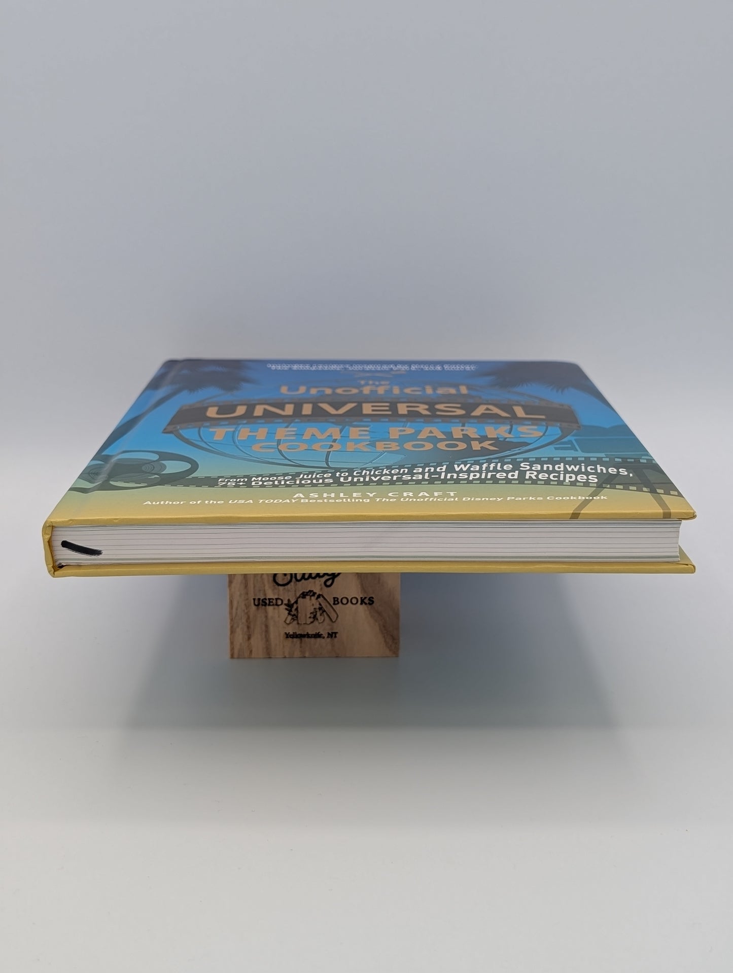 Le livre de cuisine non officiel des parcs d'attractions Universal : du jus d'élan aux sandwichs poulet-gaufre, plus de 75 délicieuses recettes inspirées d'Universal (Collection de livres de cuisine non officiels à offrir)