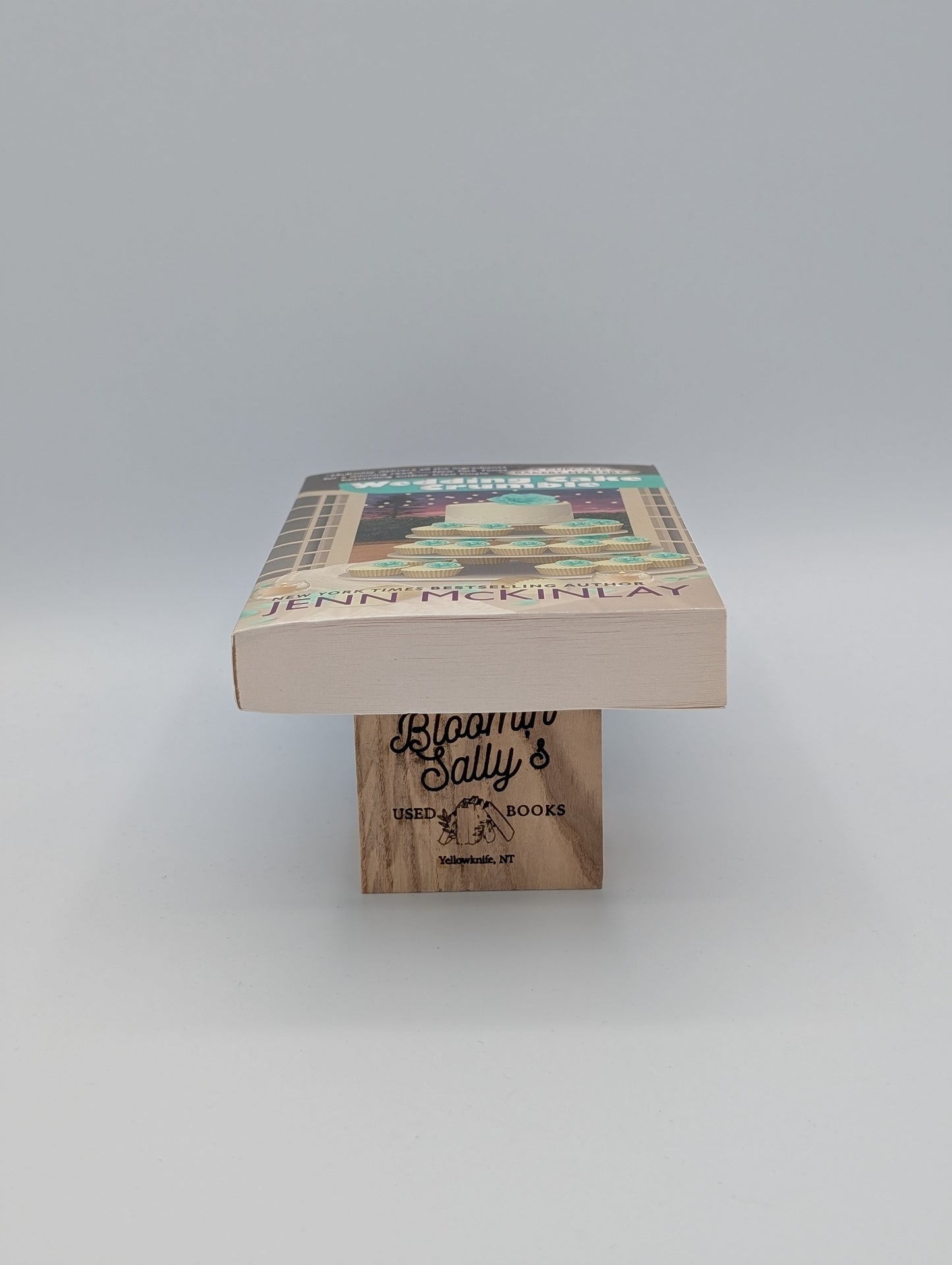 Wedding Cake Crumble (Cupcake Bakery Mystery)