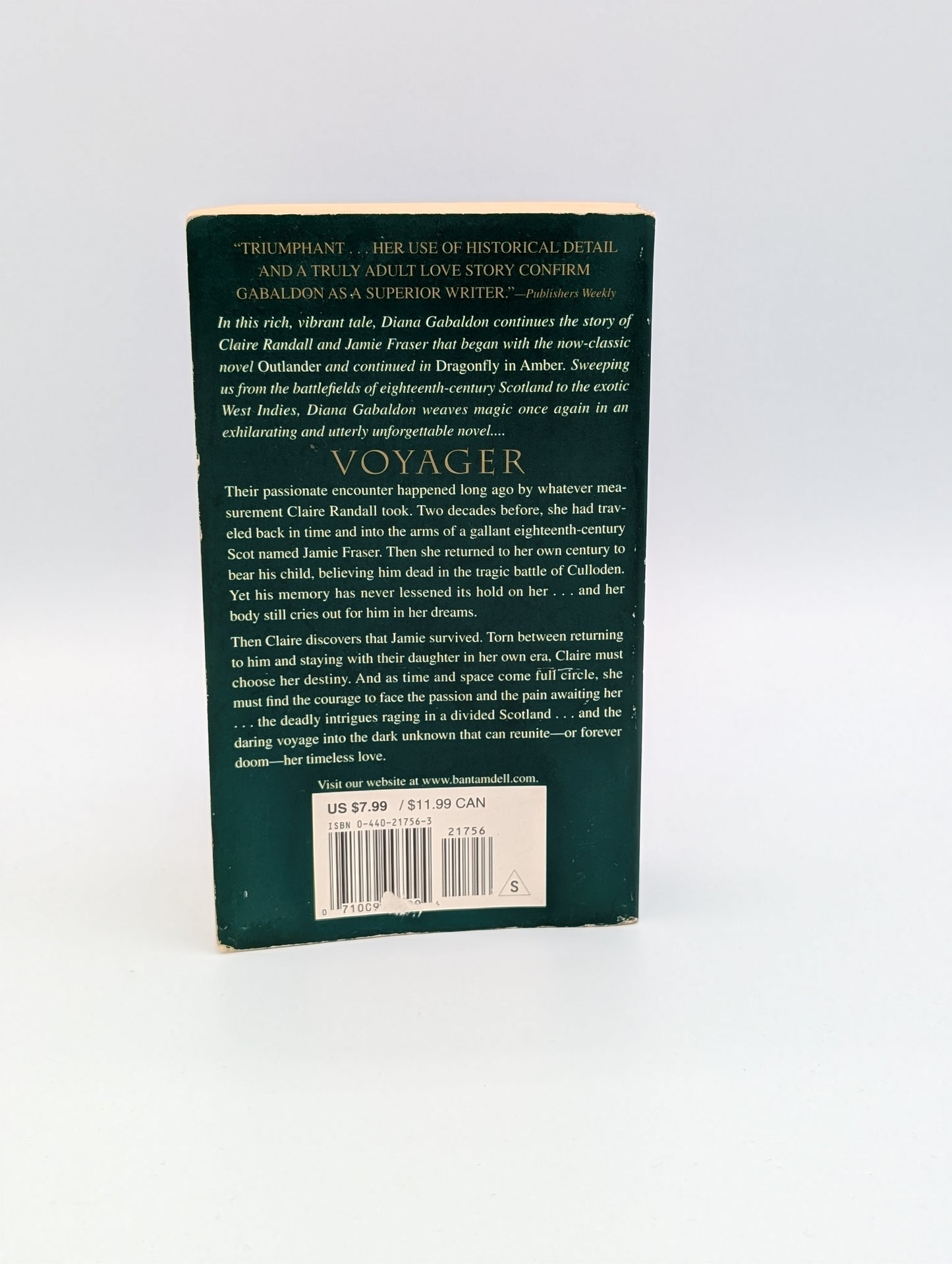 Voyager: A Novel (Outlander) (Mass Market Paperback)