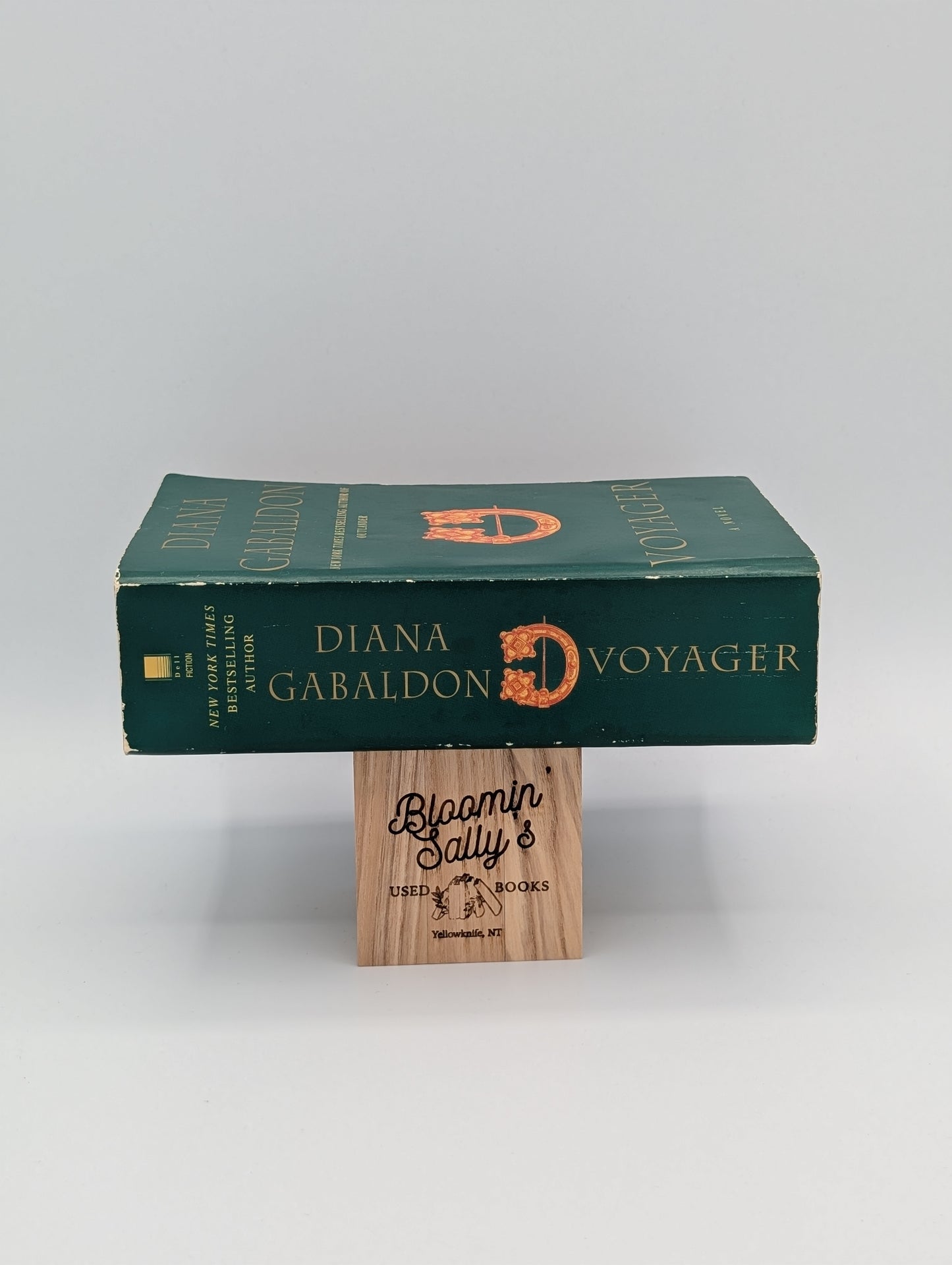 Voyager: A Novel (Outlander) (Mass Market Paperback)