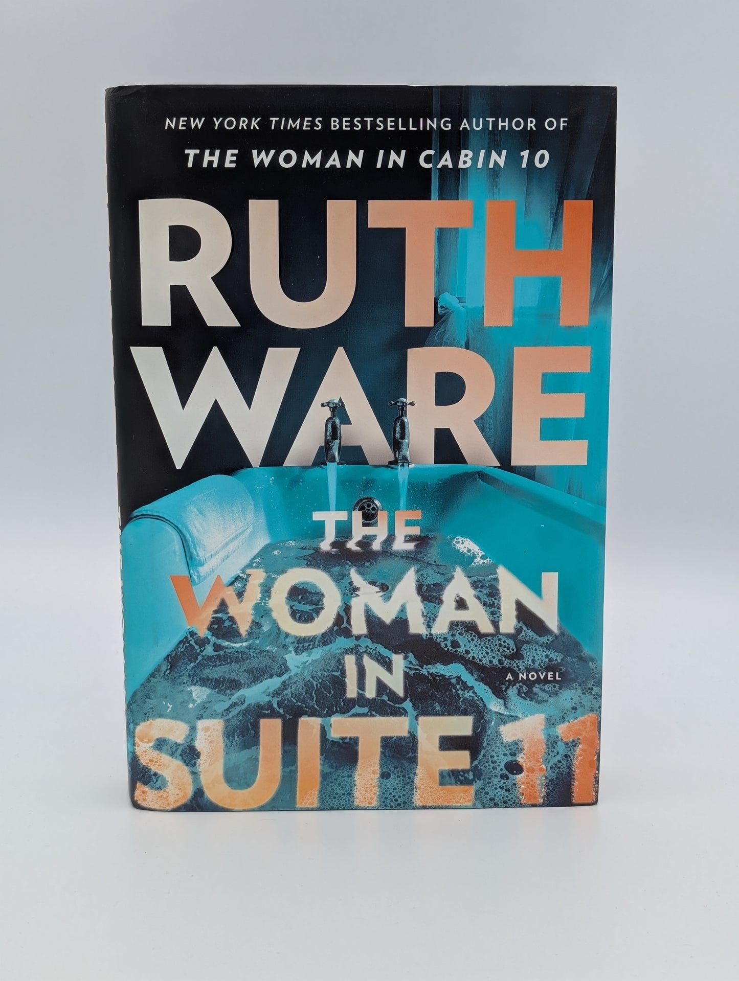 The Woman in Suite 11: A Novel