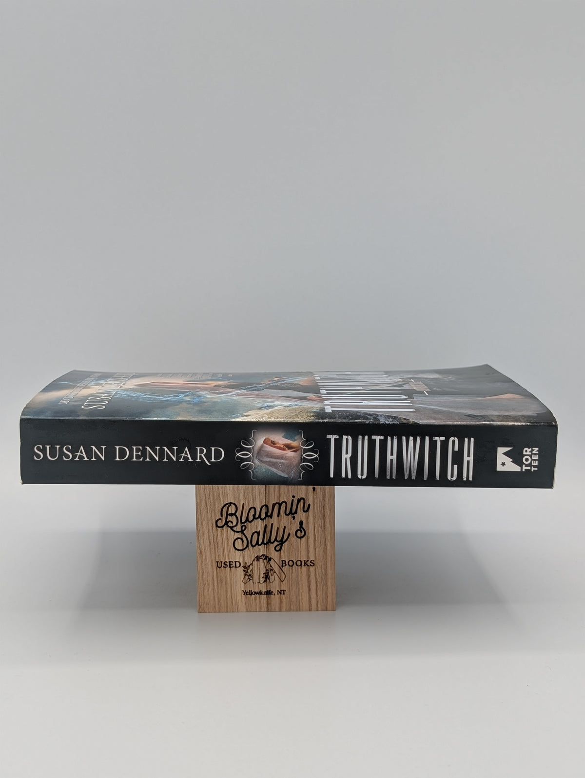 Truthwitch (The Witchlands, 1)