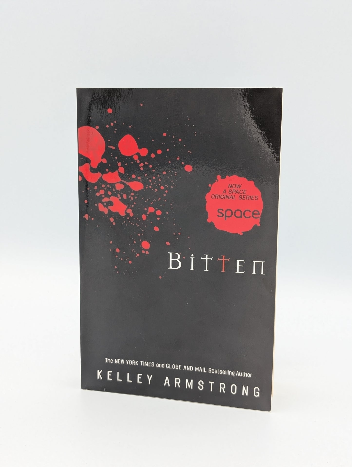 Bitten: Women of the Otherworld (The Women of the Otherworld Series)