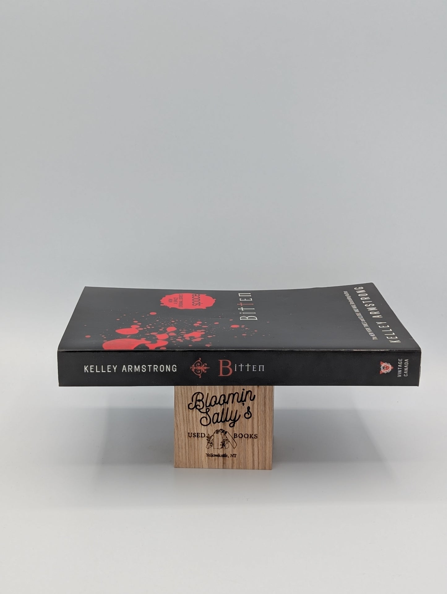 Bitten: Women of the Otherworld (The Women of the Otherworld Series)