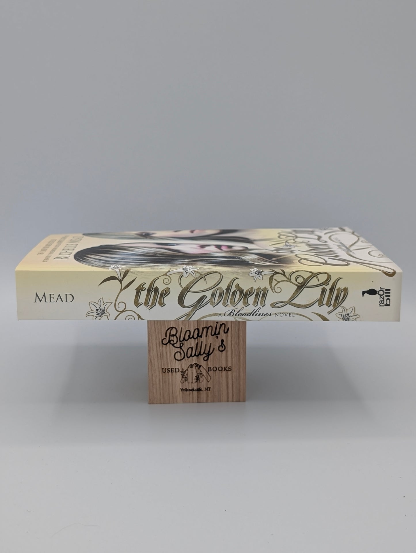 The Golden Lily: A Bloodlines Novel