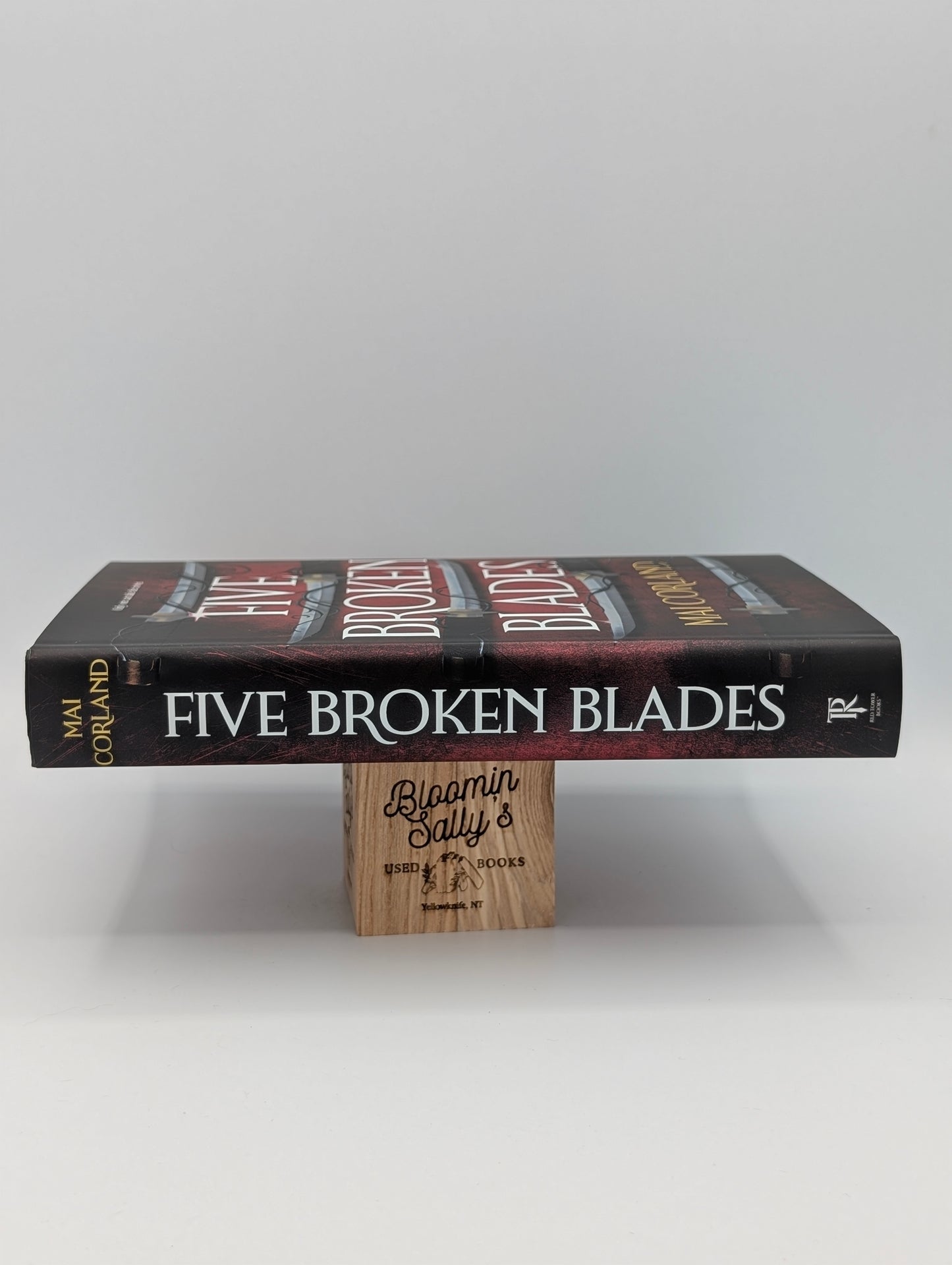Five Broken Blades (Deluxe Limited Edition) (The Broken Blades, 1)