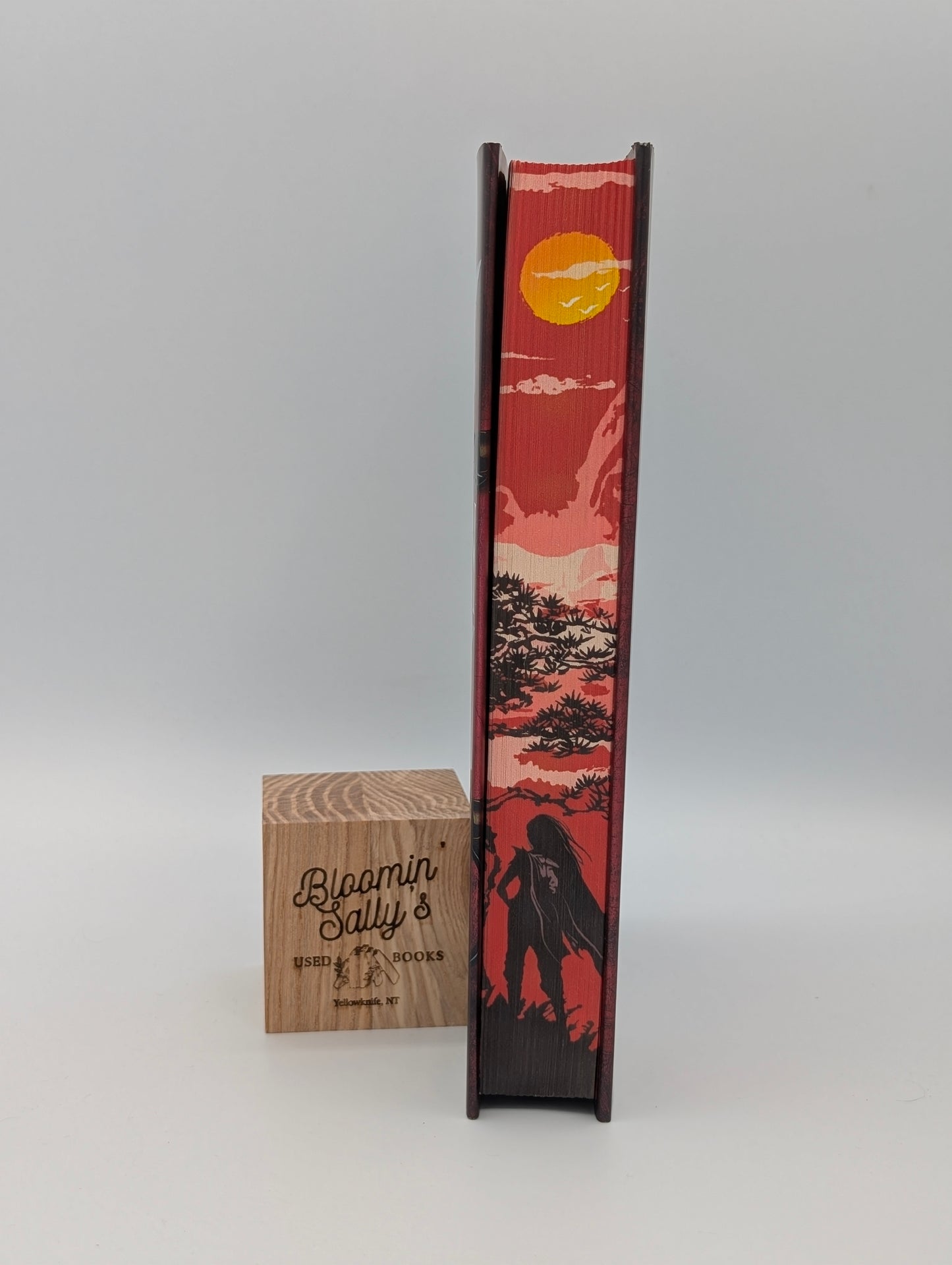 Five Broken Blades (Deluxe Limited Edition) (The Broken Blades, 1)