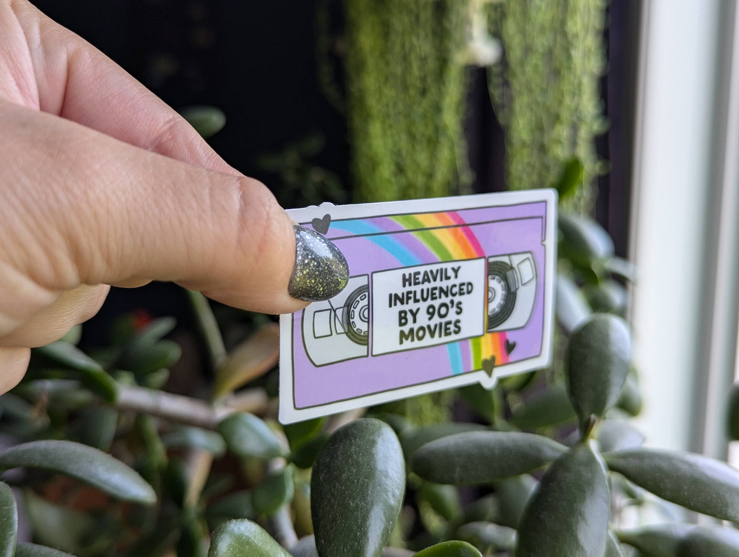 Fortement influencé par les films des années 90, les stickers, la nostalgie et le passage à l'an 2000.