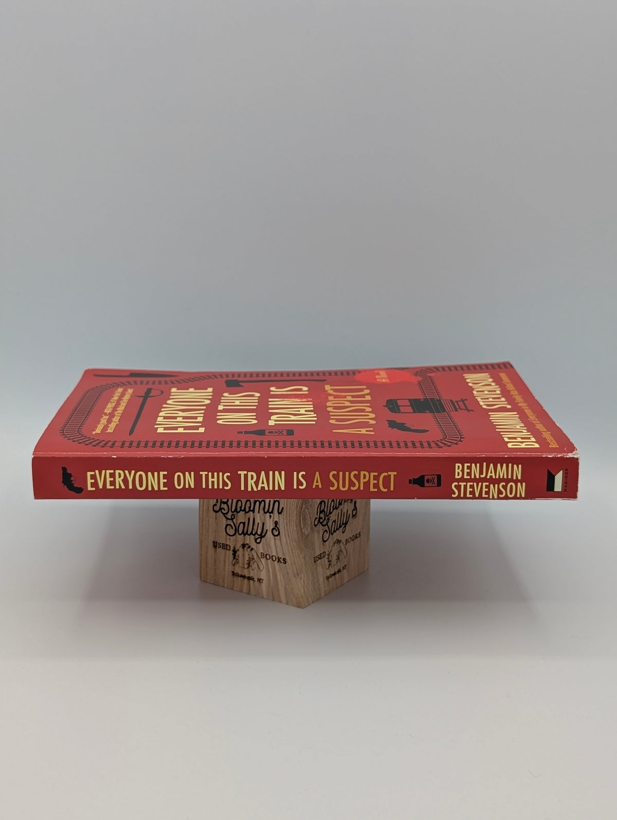 Everyone on This Train Is a Suspect: A Novel (The Ernest Cunningham Mysteries, 2)