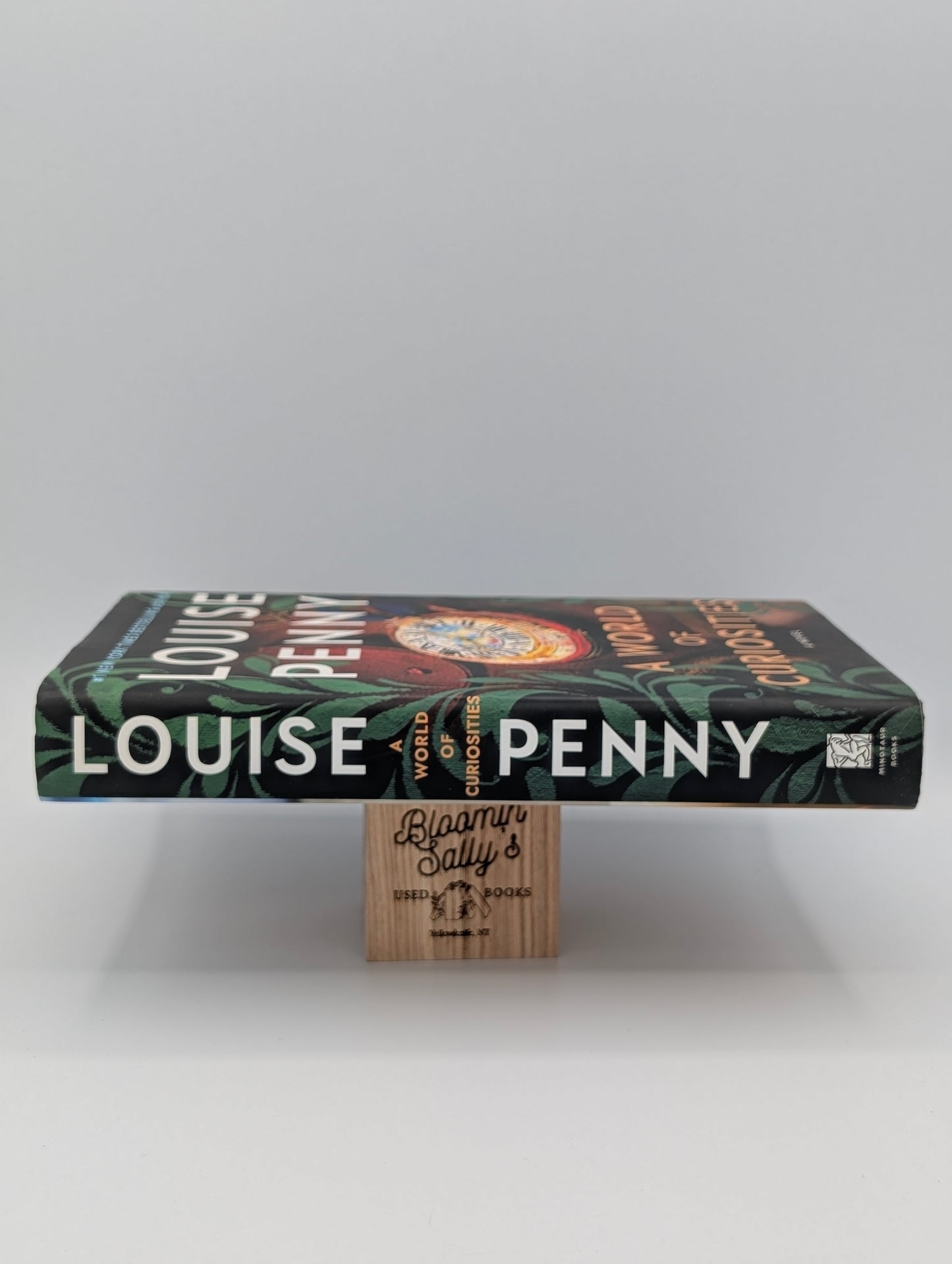 A World of Curiosities: A Novel (Chief Inspector Gamache Novel, 18)