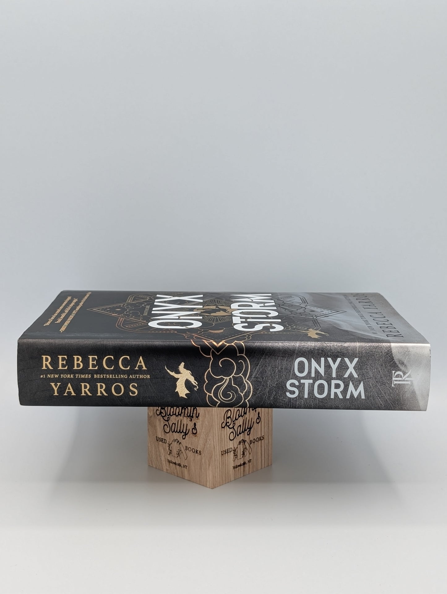 Onyx Storm (Deluxe Limited Edition) (The Empyrean, 3)