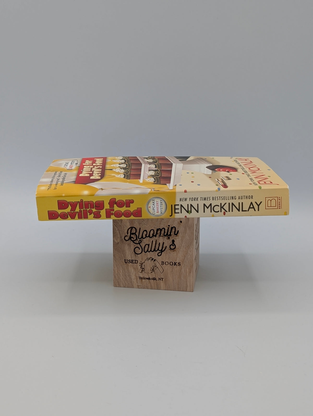 Dying for Devil's Food (Cupcake Bakery Mystery)