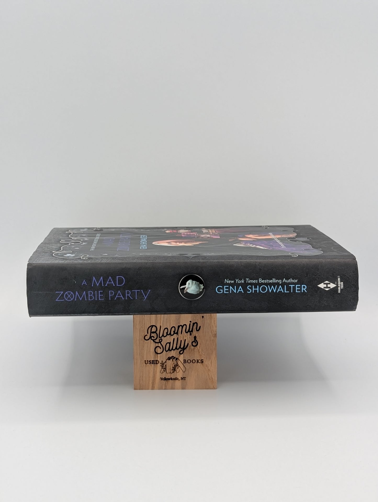 A Mad Zombie Party (The White Rabbit Chronicles, 4)