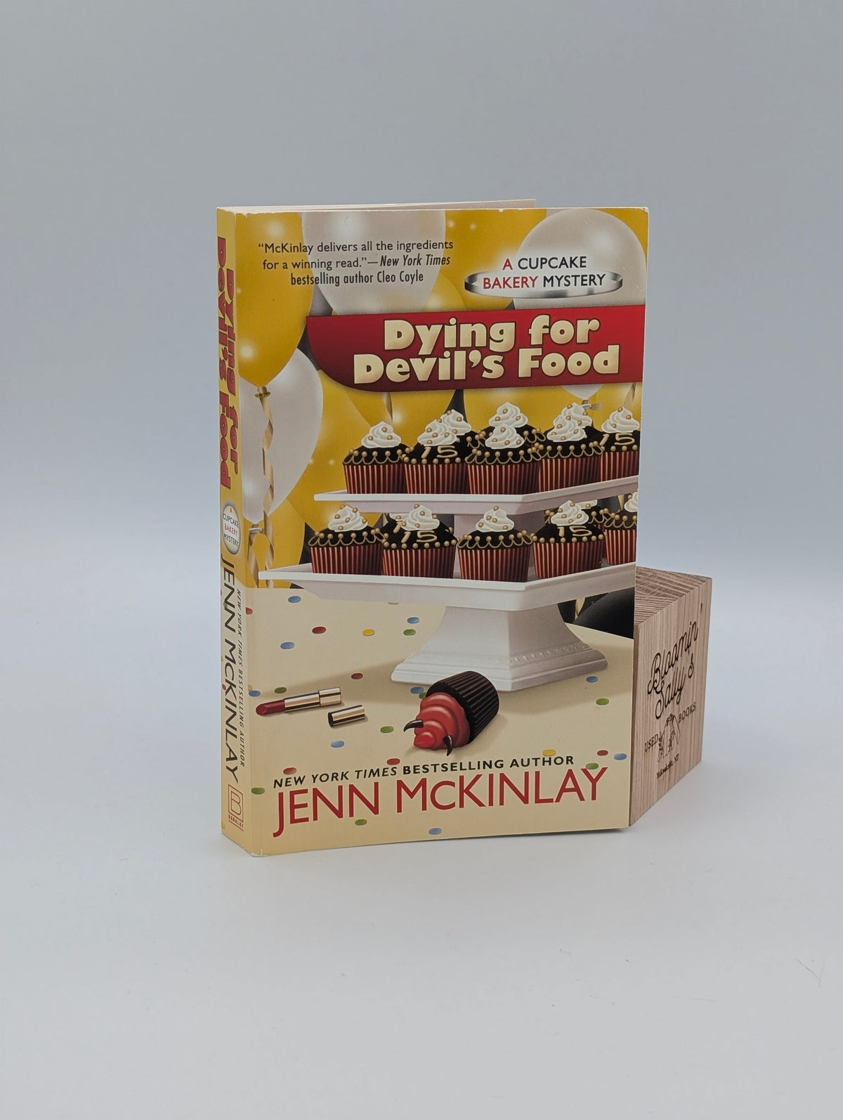 Dying for Devil's Food (Cupcake Bakery Mystery)