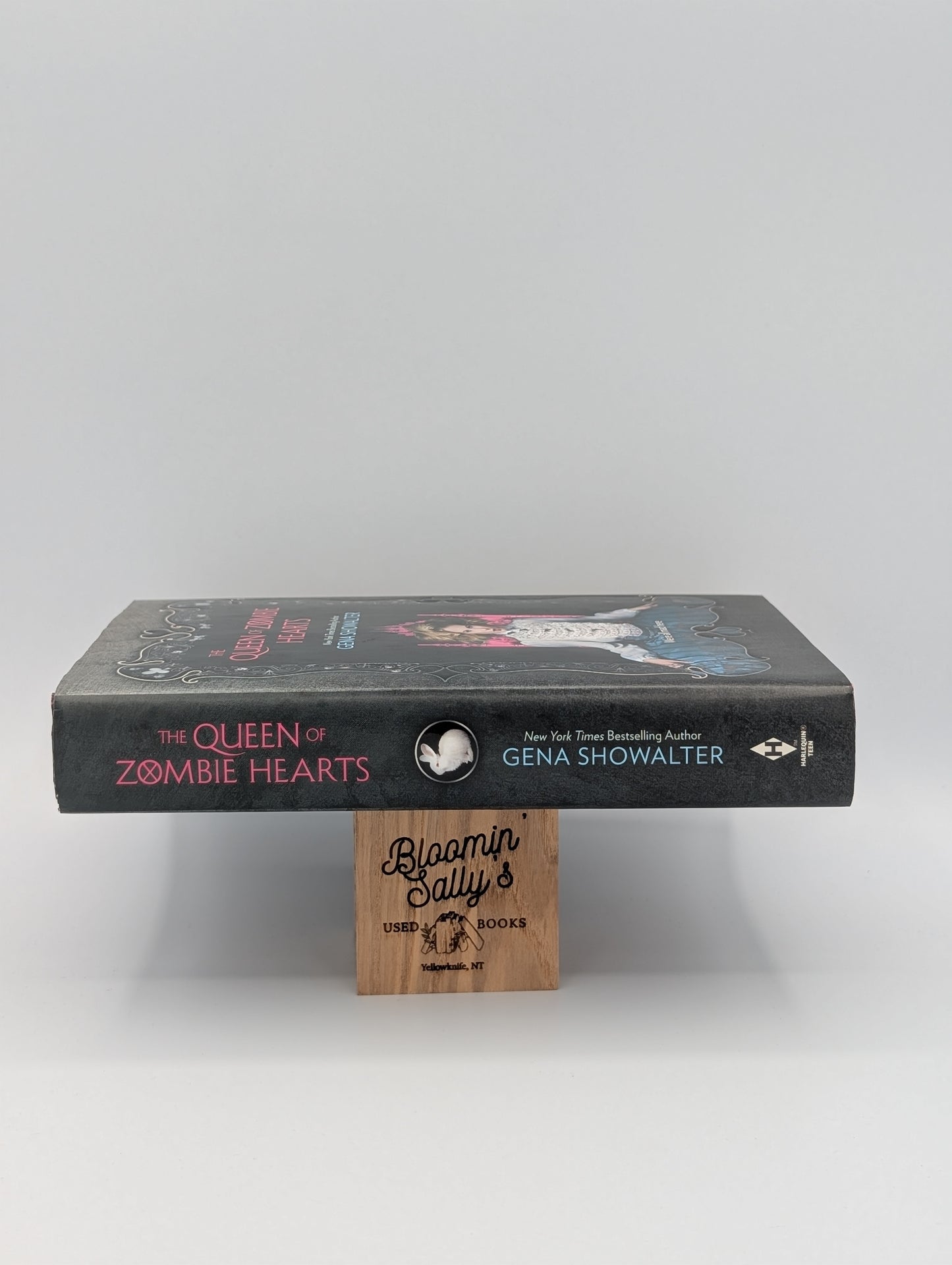 The Queen of Zombie Hearts (White Rabbit Chronicles)