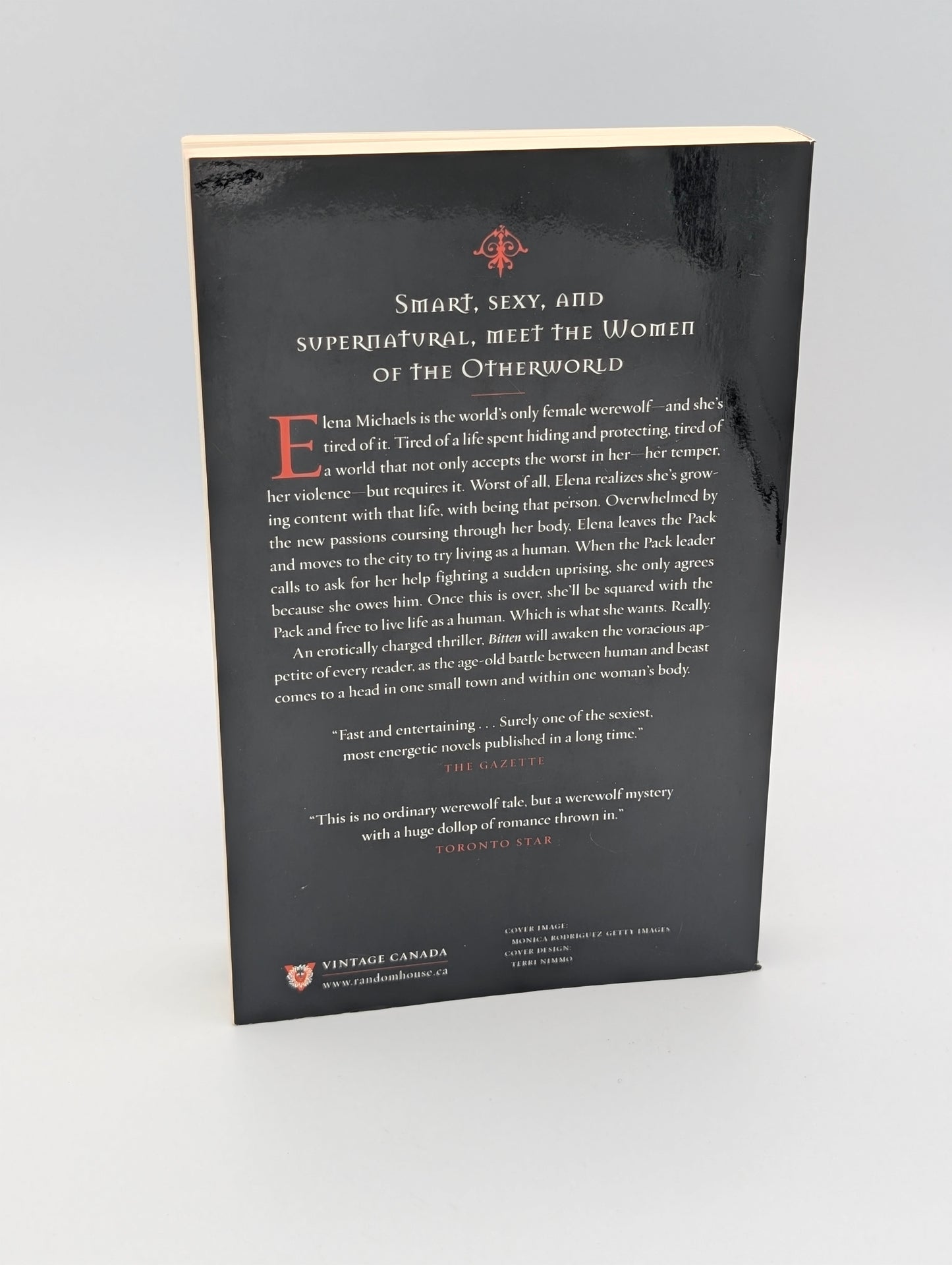 Bitten: Women of the Otherworld (The Women of the Otherworld Series)