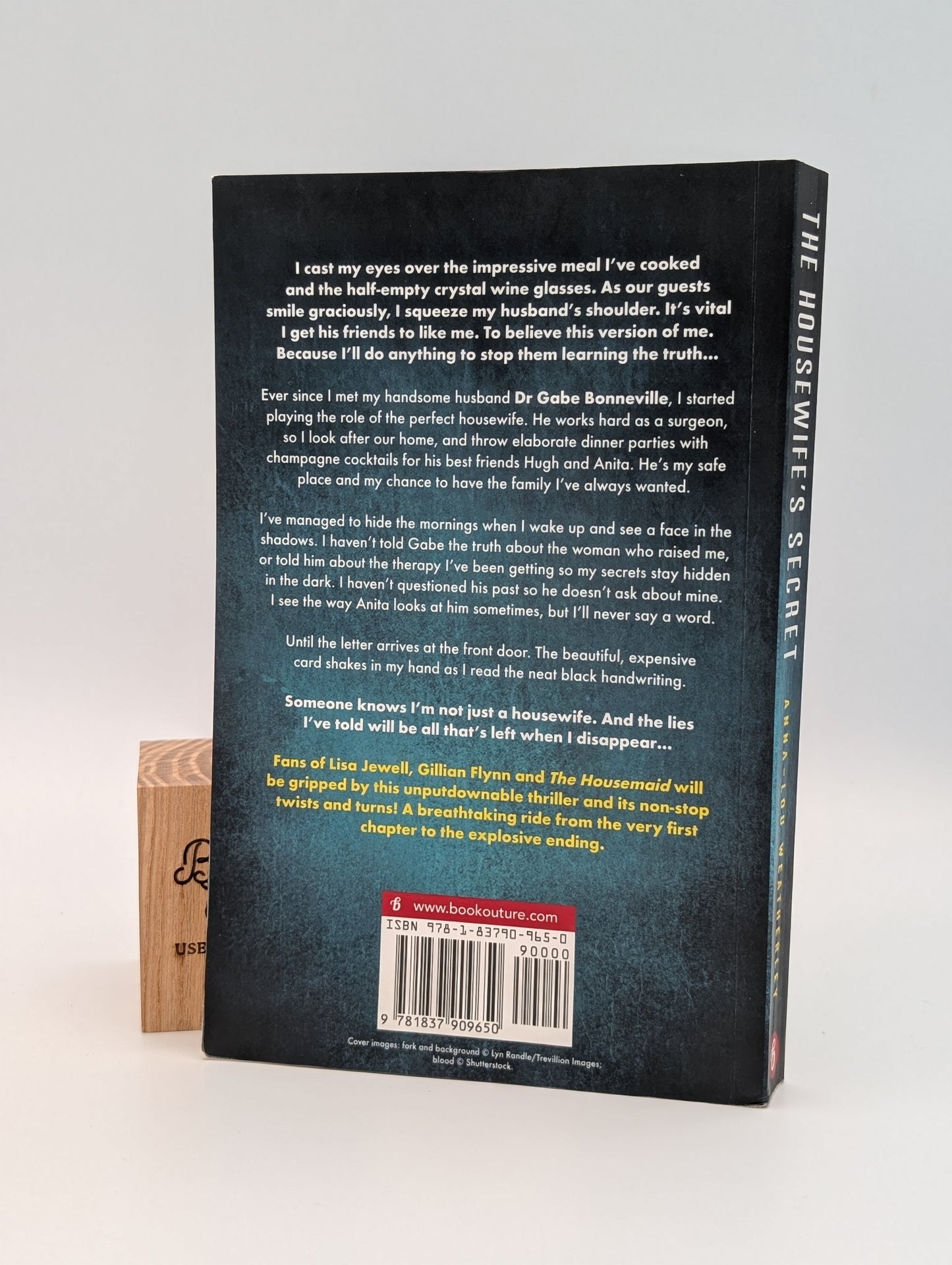 The Housewife's Secret: A completely unputdownable and addictively twisty psychological thriller (Detective Dan Riley)
