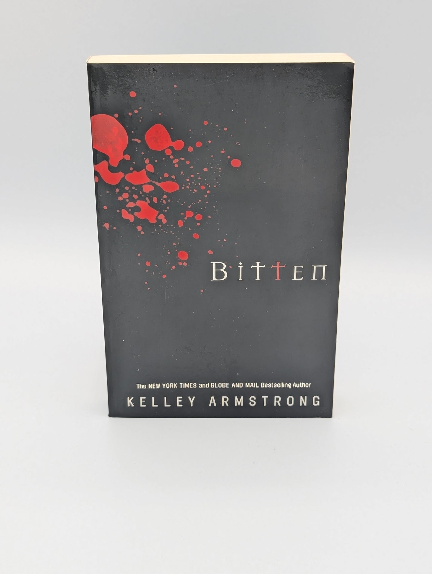 Bitten: Women of the Otherworld (The Women of the Otherworld Series)