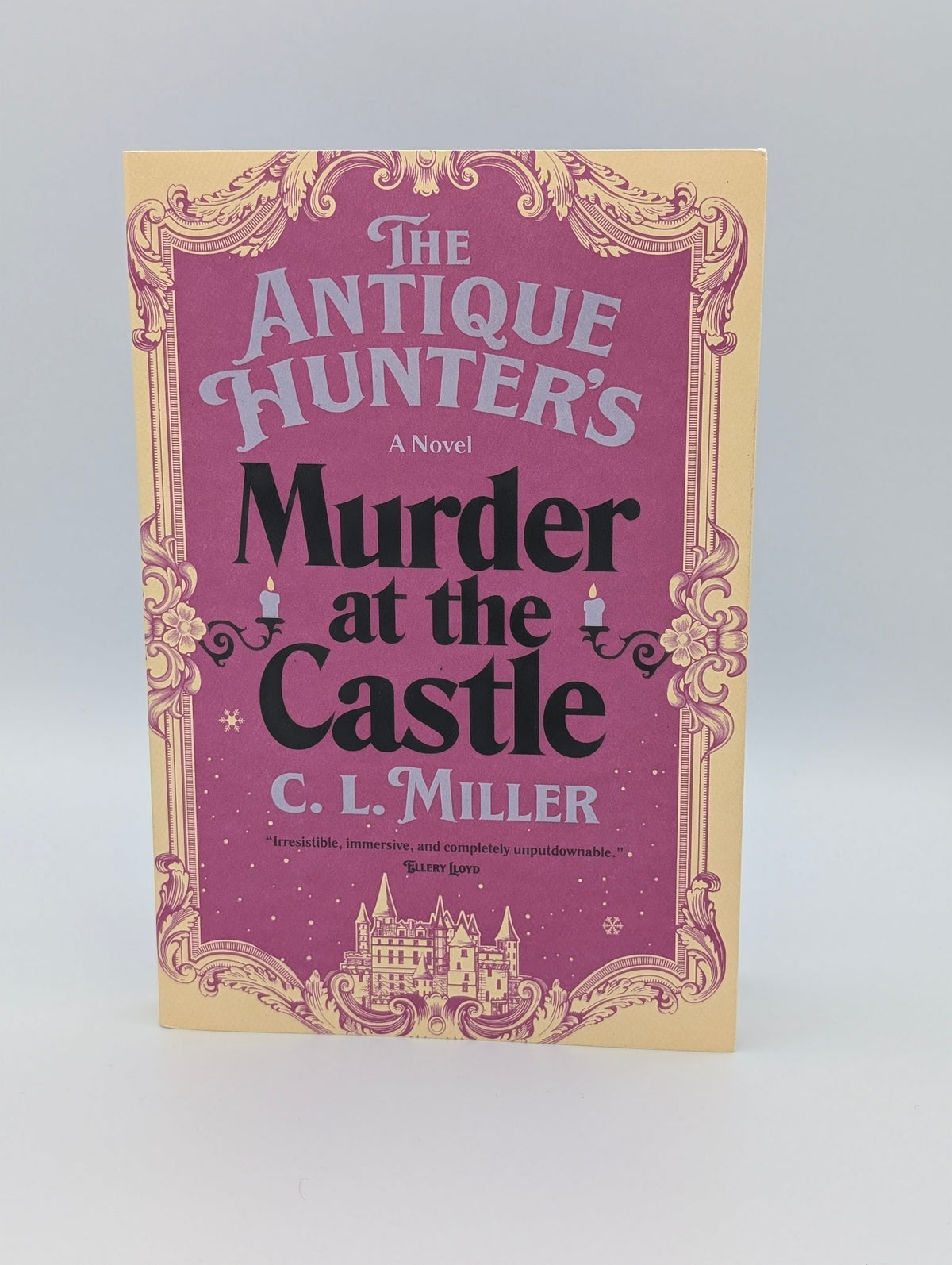 The Antique Hunter's Murder at the Castle: A Novel